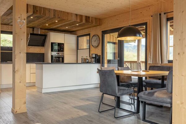 Küche und Essbereich des Tauernchalets Wellness XL - Almdorf Hohentauern