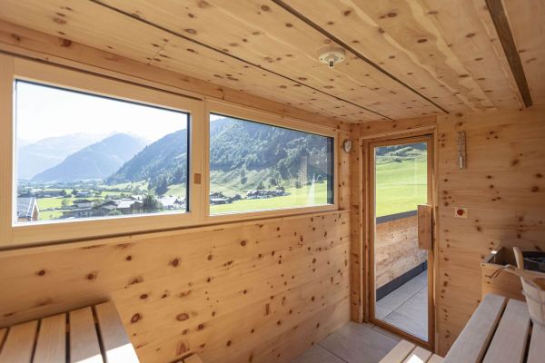 Sauna mit Aussicht in der Penthouse-Suite im Carpe Solem Rauris