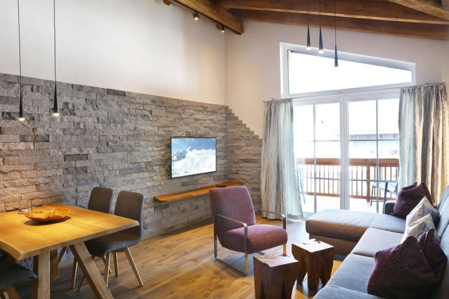 Tauernsuites Mitterwirt: Appartement Rauchquarz Wohnbereich und Balkon